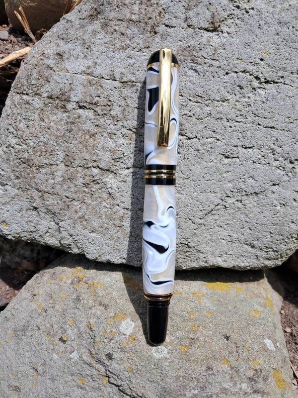 Frosty pool fountain pen