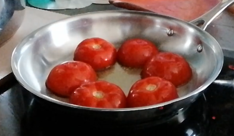 Posez les tomates dans une poêle avec de l'huile d'olive
