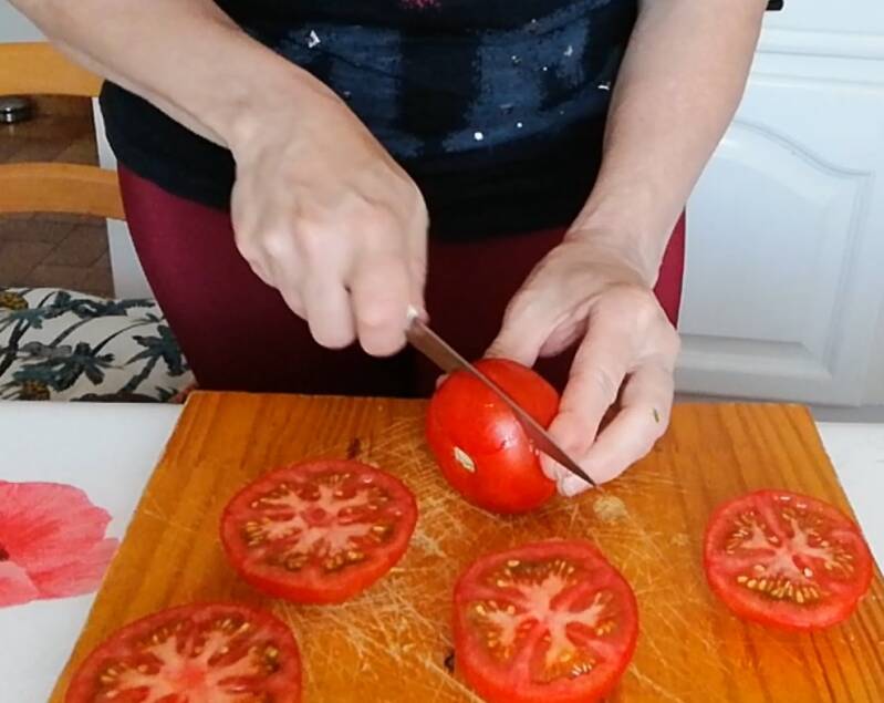 couper les tomates en deux