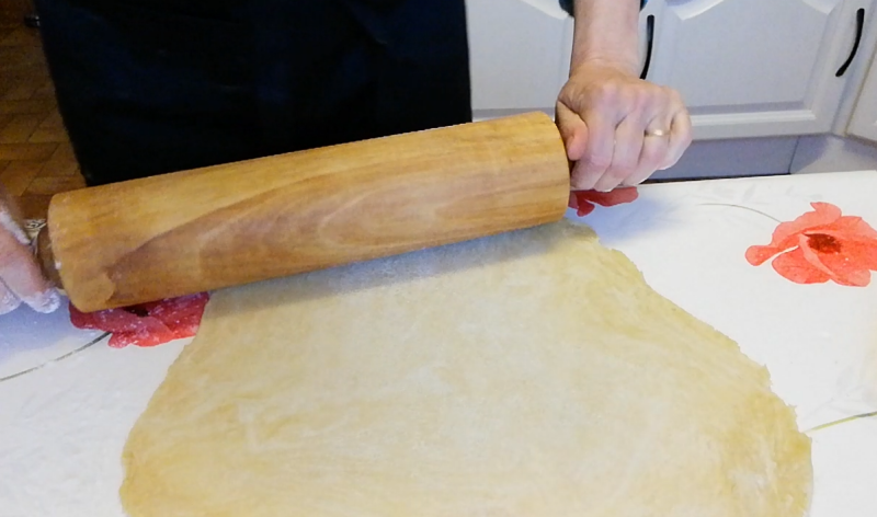 Etaler la pâte au rouleaux