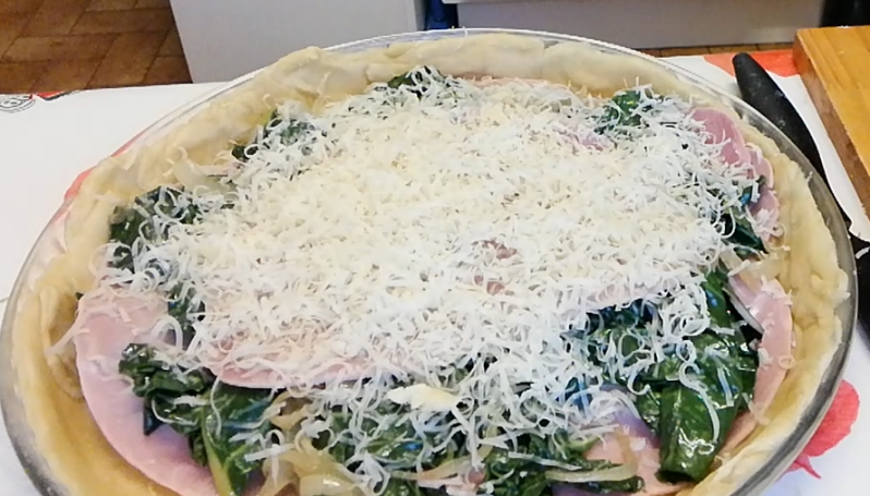 Fromage râpé sur la quiche