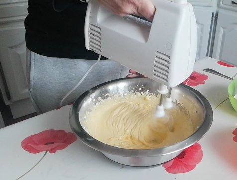 Fouetter les jaunes d'oeufs avec le sucre
