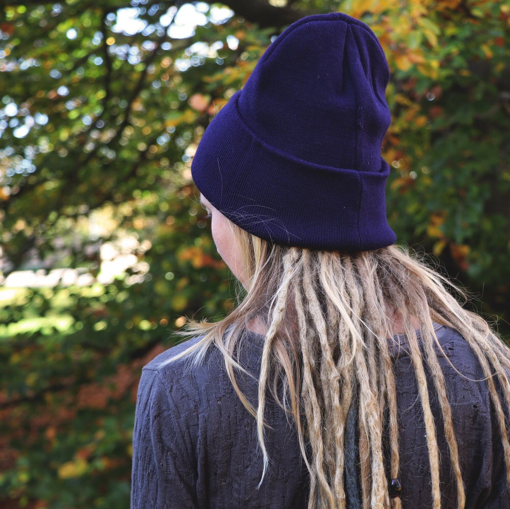 Satiinivuorattu pipo, musta