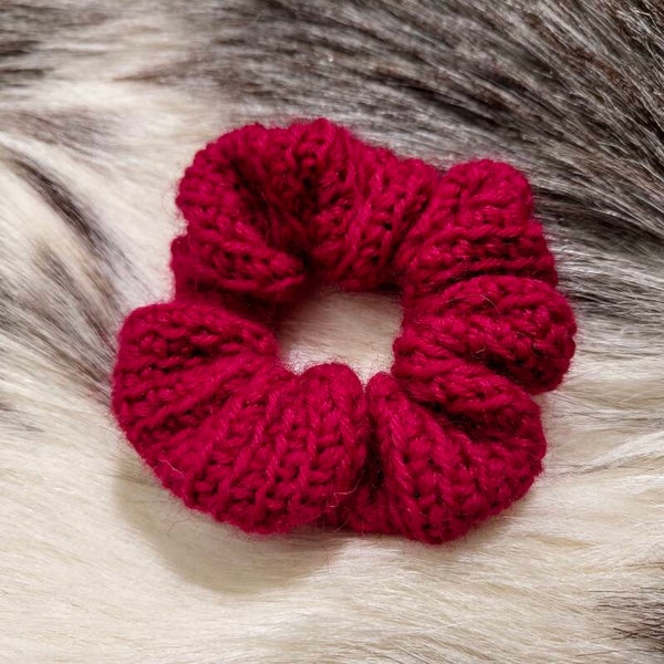 Virkattu hiusdonitsi "Puolukka"