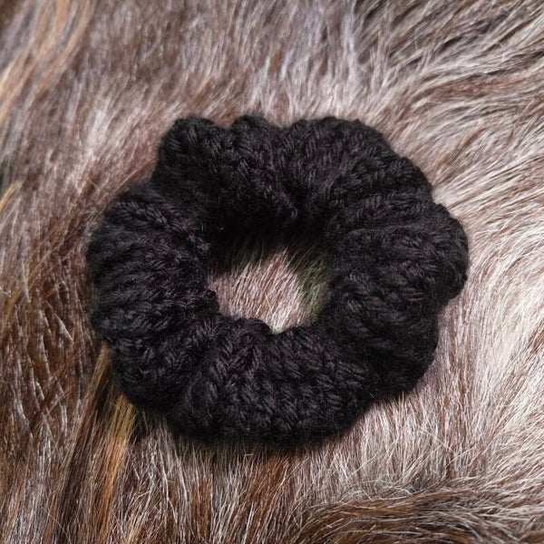 Virkattu hiusdonitsi "Hiili"