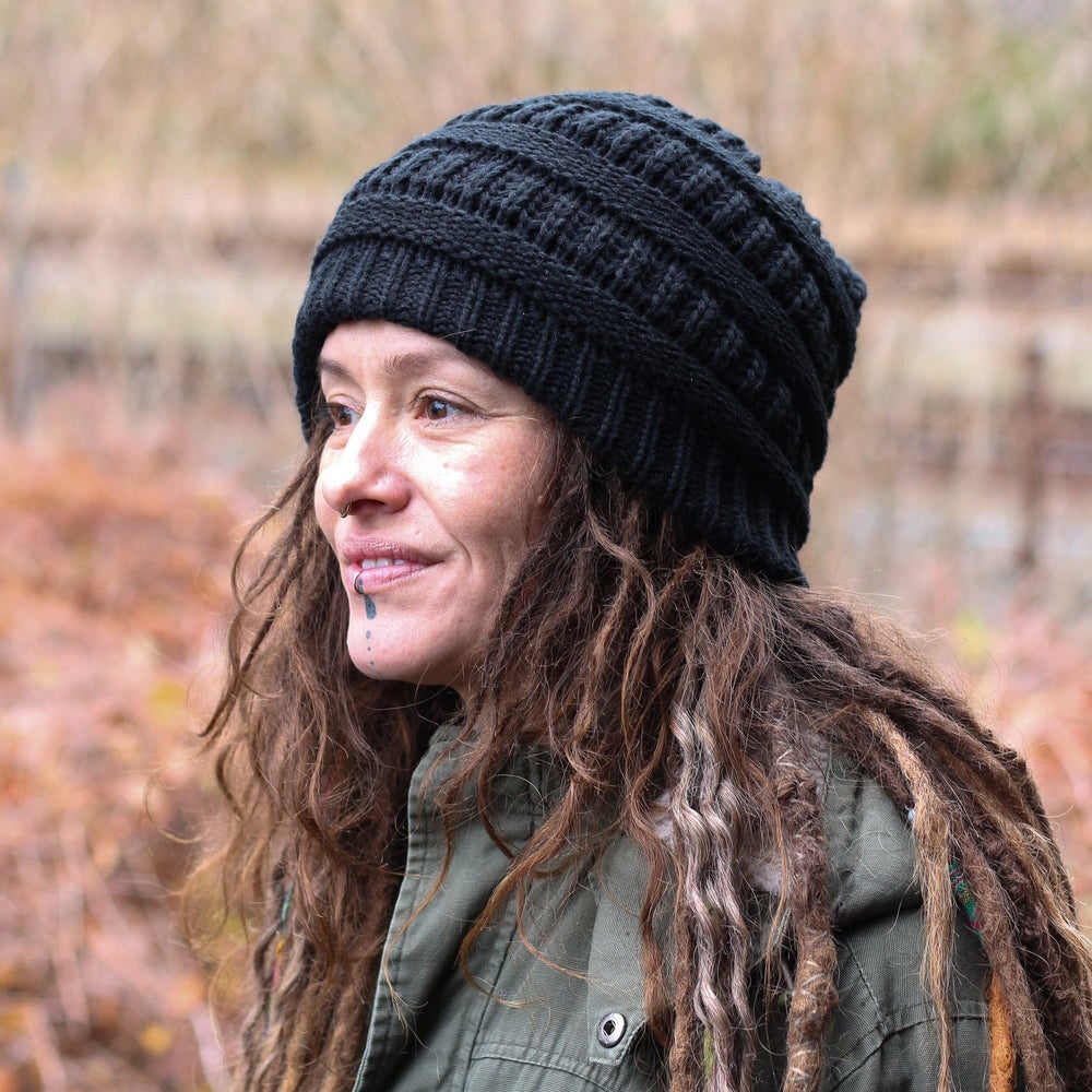 Rento satiinivuorattu pipo, musta