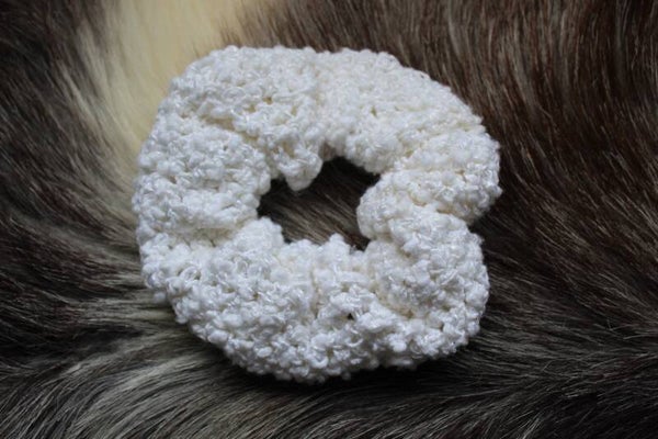 Virkattu testiponsku, valkoinen