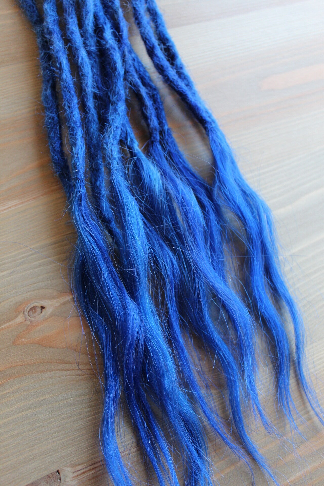 Aksenttisetti aidosta hiuksesta, sininen