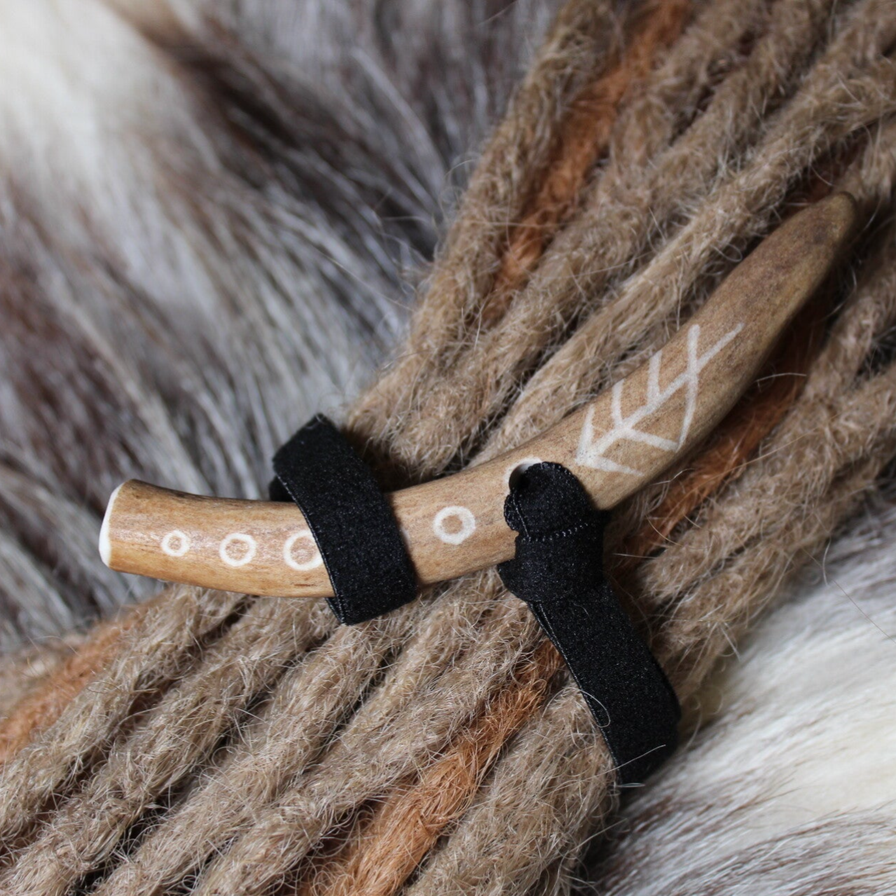 Kietaisuponnari poronsarvesta, "Riimut"