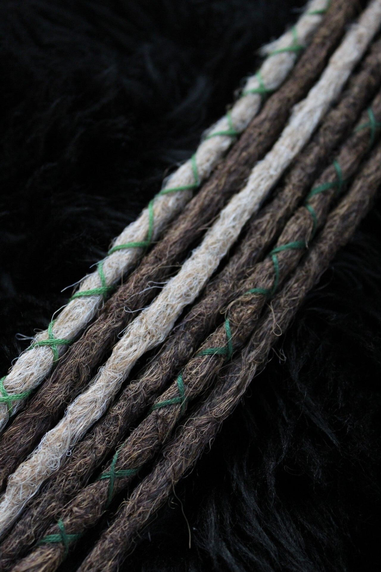 Aksenttisetin lankakoristelu