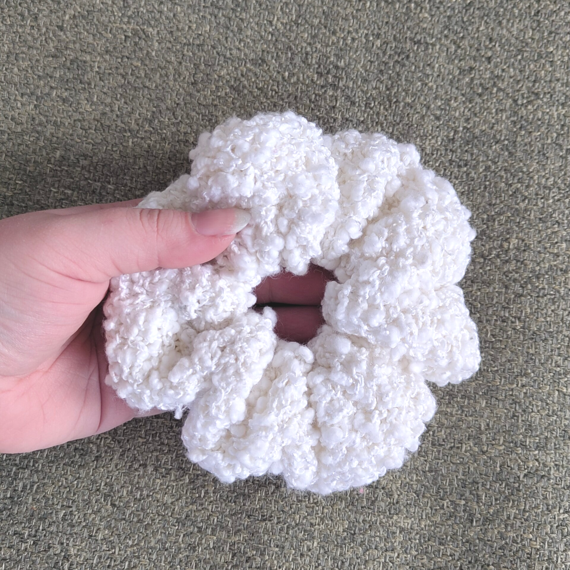 Virkattu testiponsku, valkoinen