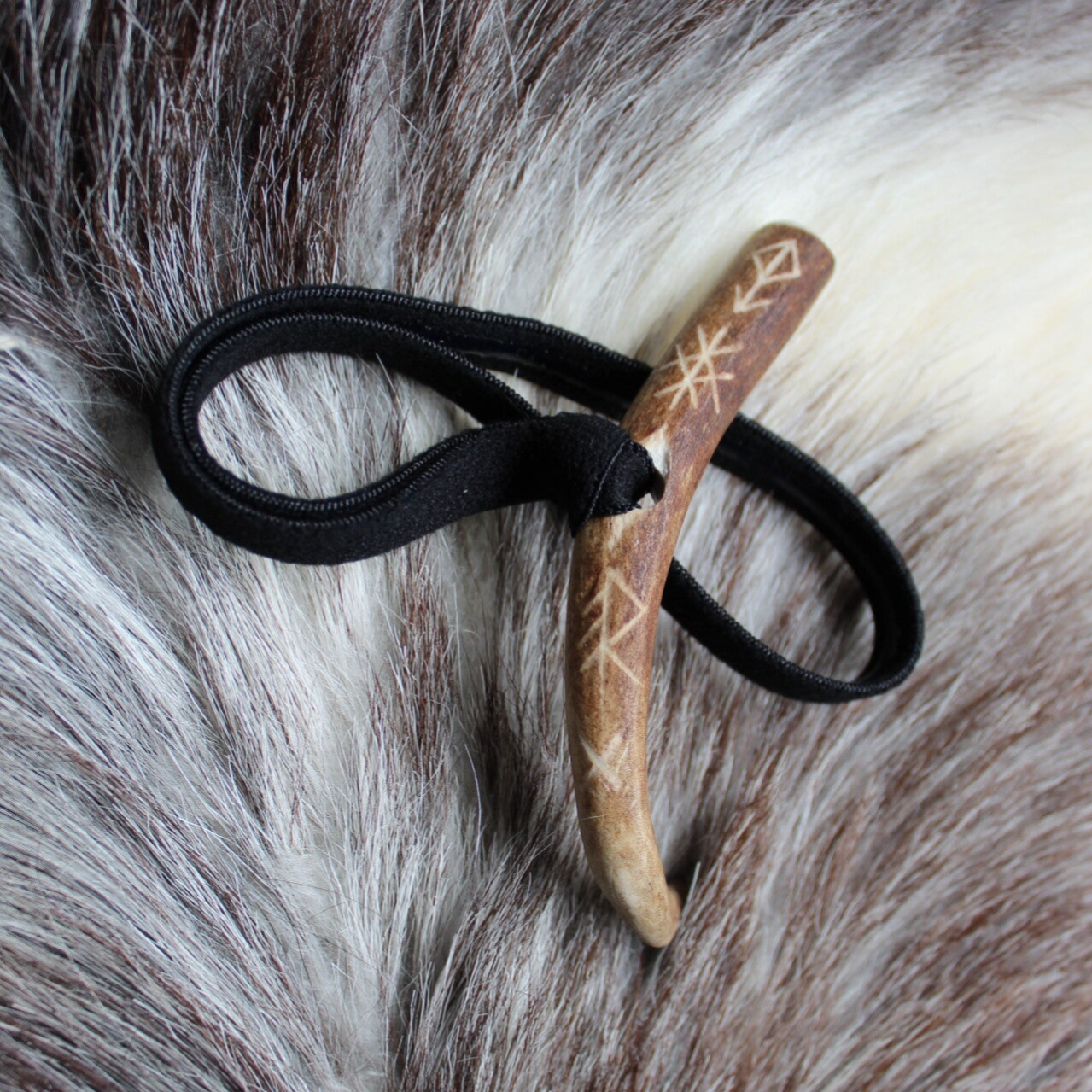 Kietaisuponnari poronsarvesta, "Riimu"