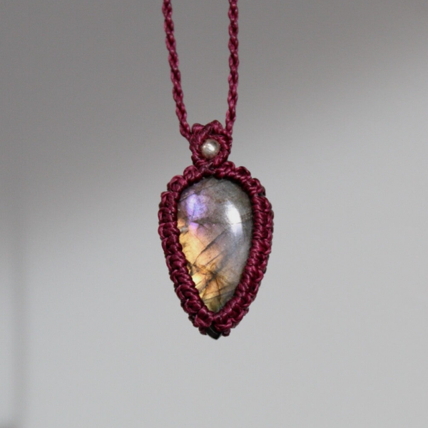 Makramee-riipus, labradoriitti