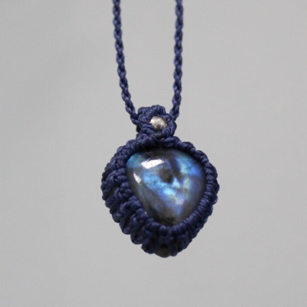 Makramee-riipus, labradoriitti