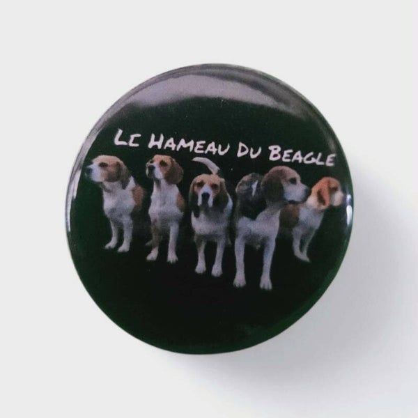 Badges métalliques du Hameau du beagle