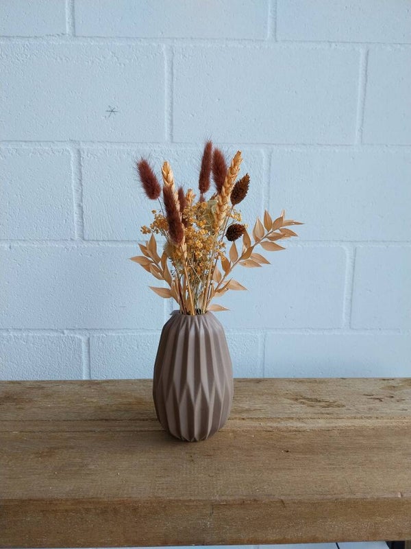 taupe vaasje met droogbloemen hoog
