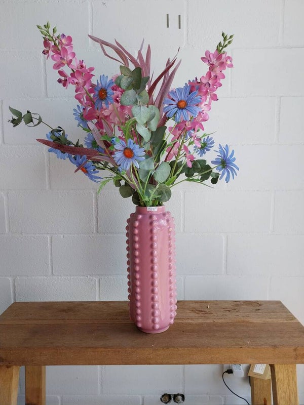 roze vaas met zijden bloemen