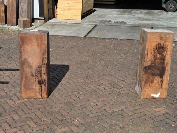 Blokken / Palen  - Hardhout    Afmeting:+/-  38 x 42 x 100 cm