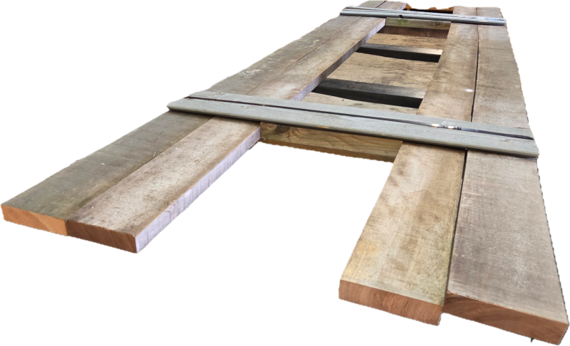 Hardhouten balken Afmeting: 3.7x14.5 cm - fijnbezaagd 4 stuks 3.40 meter B-keus krom € 40,- inclusief BTW  Paknummer: HB717