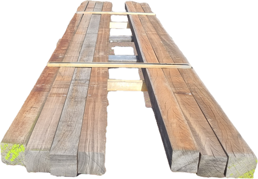 Hardhouten palen / balken - fijnbezaagd 11.0x11.0 cm 7 stuks 4.00 meter B keus € 350,- inclusief BTW Paknummer: HB9
