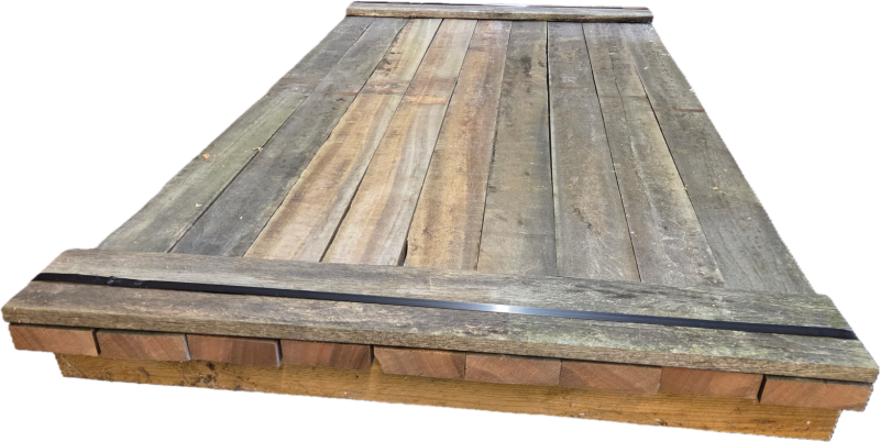 Hardhouten planken fijnbezaagd Afmeting: 3.4x10.0 cm 9 stuks 1.80 meter Lichte b keus  € 50,- inclusief BTW  Paknummer: HP695