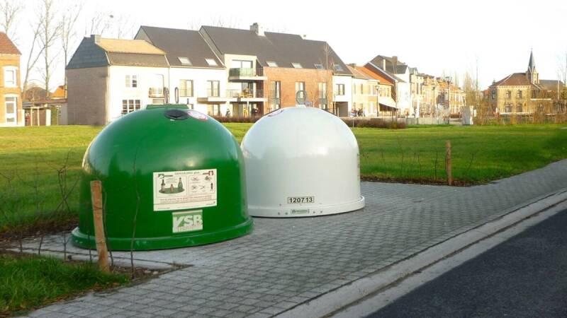 Op diverse locaties in onze stad vindt u witte en groene glasbollen waar u terecht kunt met huishoudelijk glas.