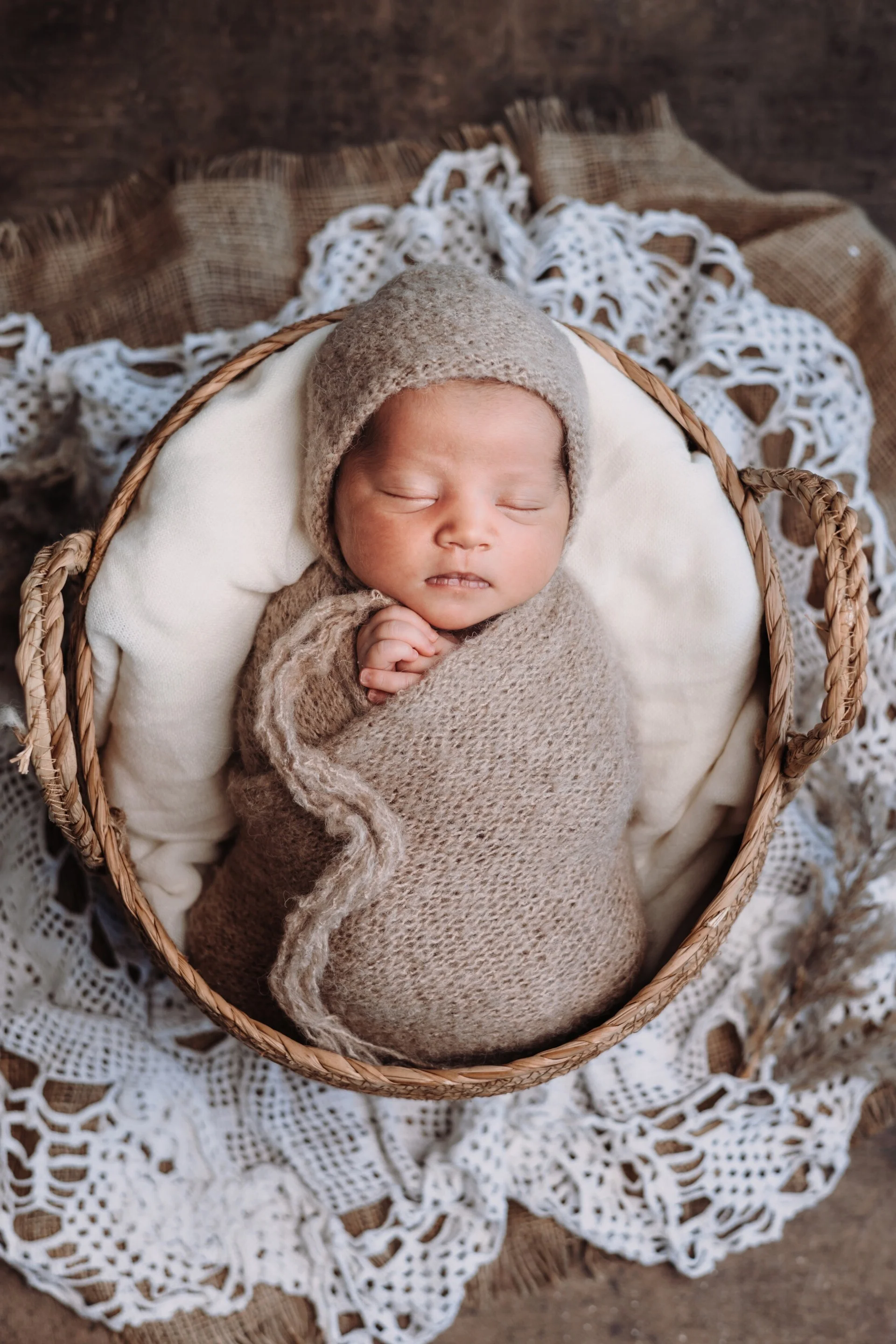 newbornfotografie, fotograaf wierden, newbornfotoshoot, wrapping, posing, marisfotografie