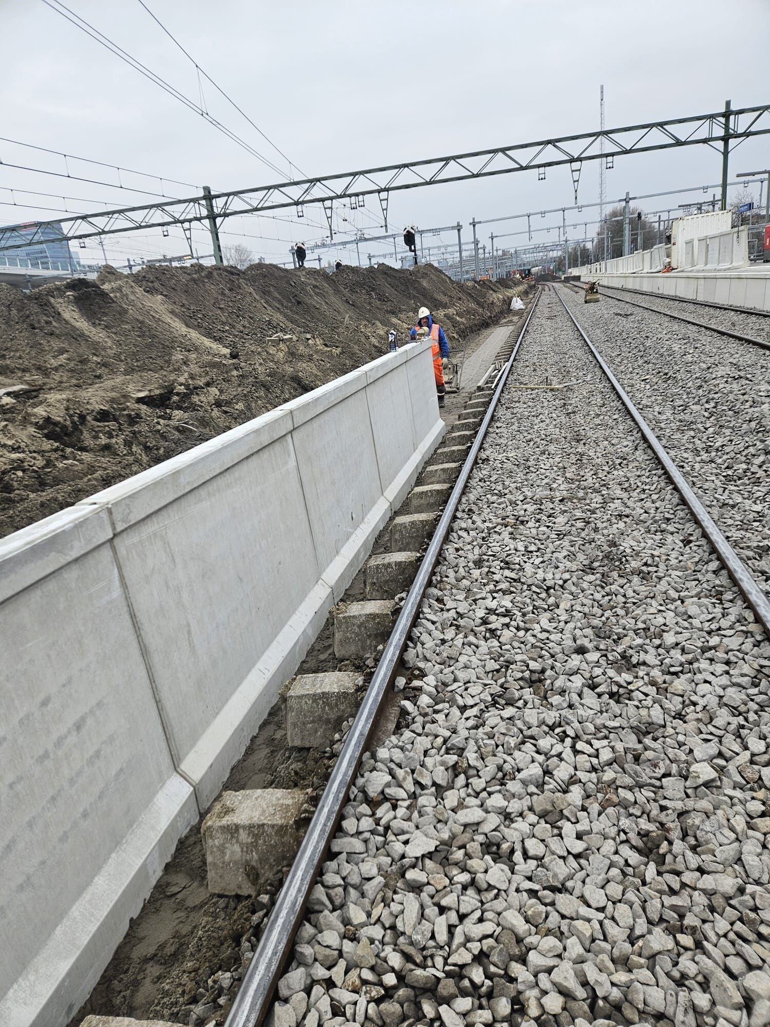 Keerwand langs het spoor tijdens uitvoering en civiele afwerking | RaBo Bestratingen & Spoorwerk B.V.