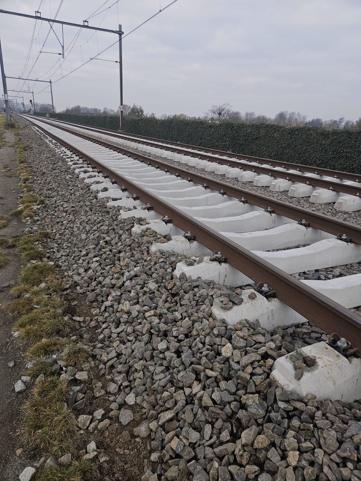 Spoor met betonnen dwarsliggers en ballast binnen railinfra | RaBo Bestratingen & Spoorwerk B.V.