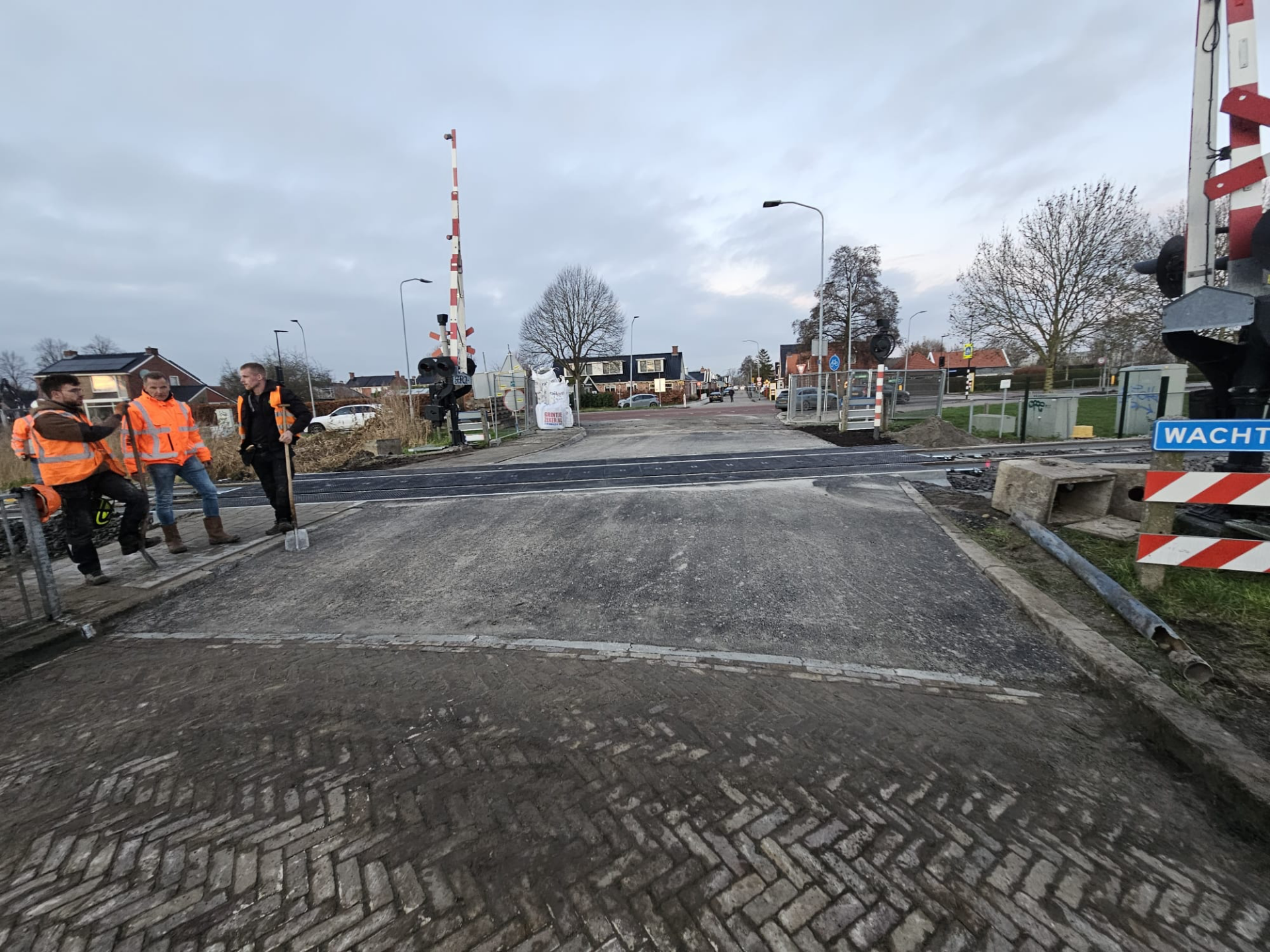 Afgewerkte STRAIL-overweg met aansluitende verharding en civiele afwerking | RaBo Bestratingen & Spoorwerk B.V.