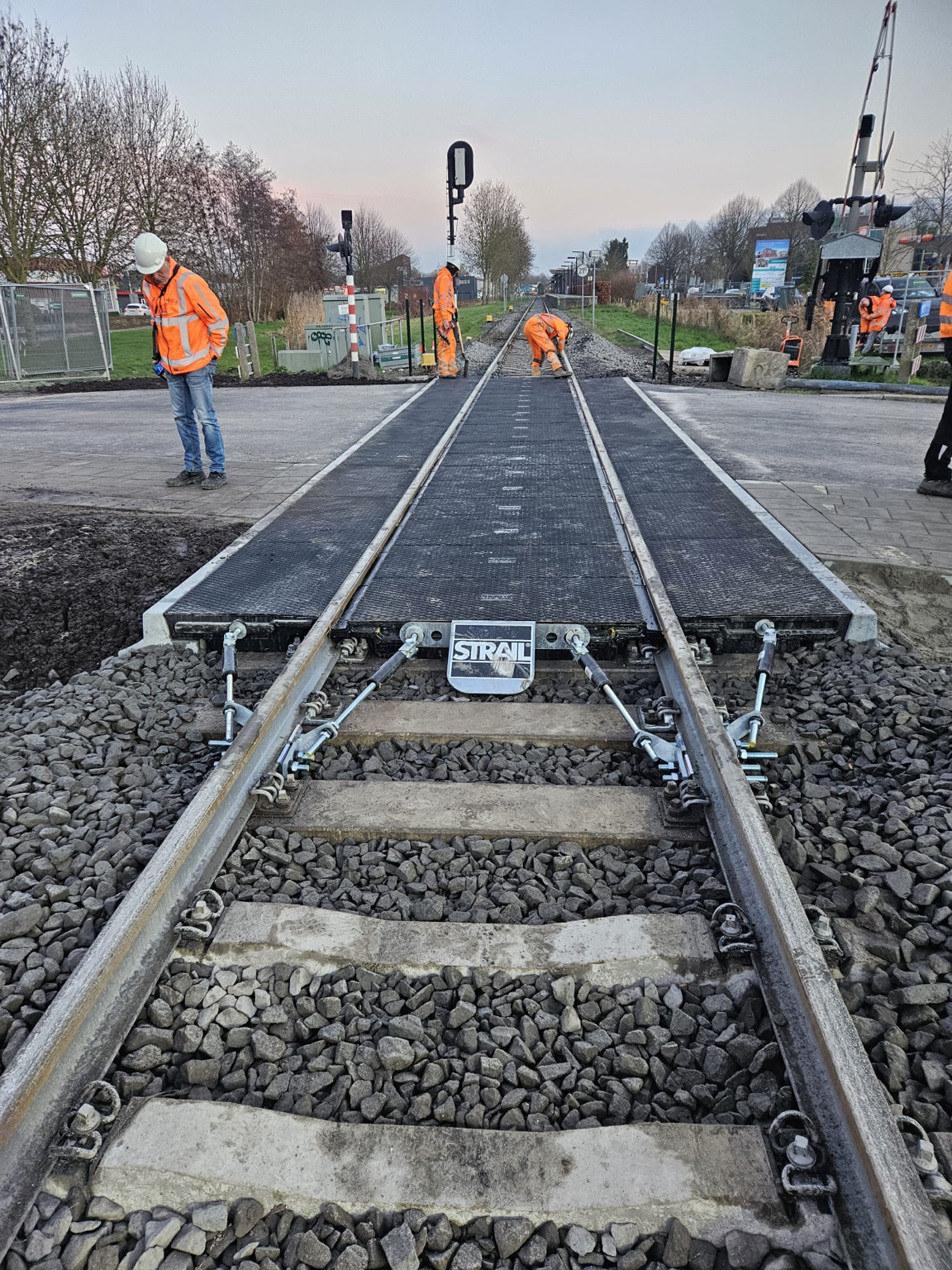 STRAIL-overweg tijdens uitvoering binnen een buitendienststelling | RaBo Bestratingen & Spoorwerk B.V.