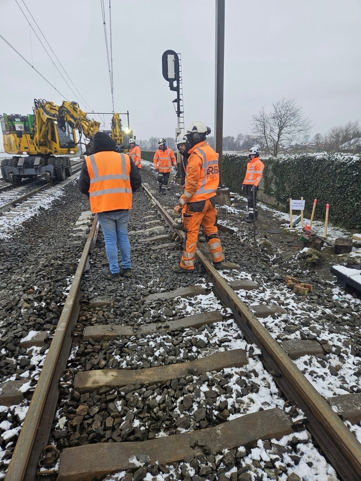 RaBo-vakmensen tijdens werkzaamheden binnen een buitendienststelling op het spoor | RaBo Bestratingen & Spoorwerk B.V.