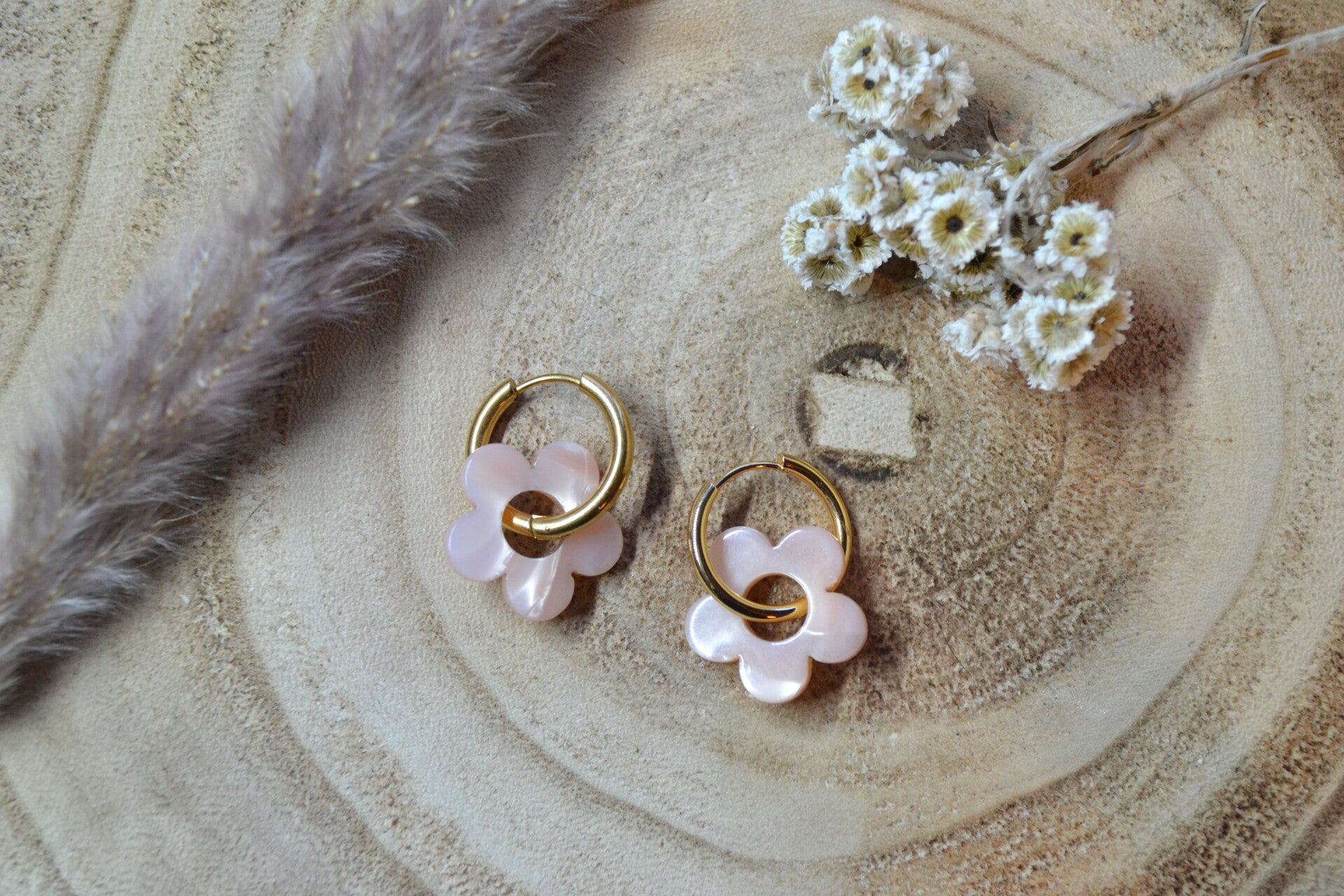 Boucles D oreilles rose nacrée