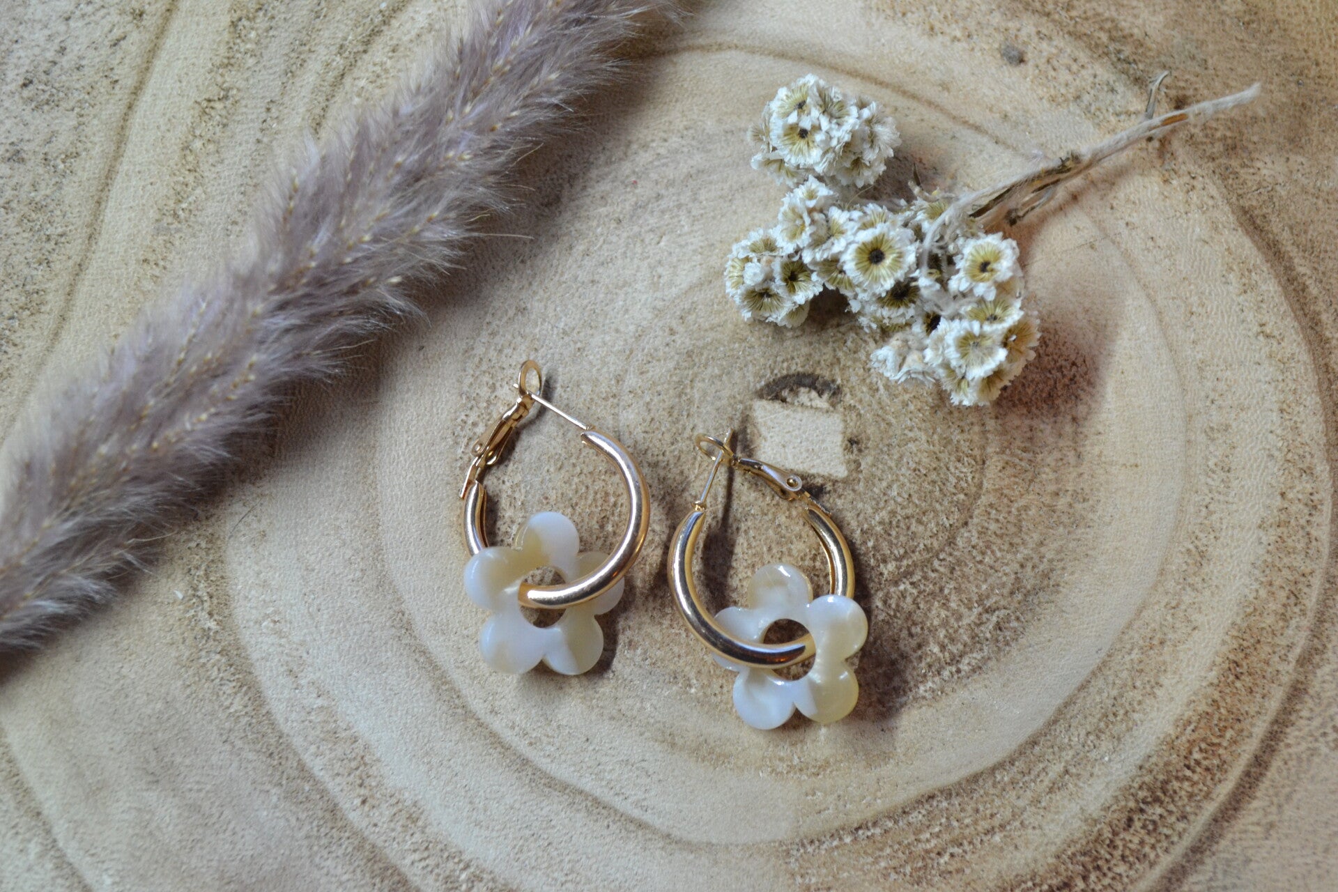Boucles D oreilles nacrée beige