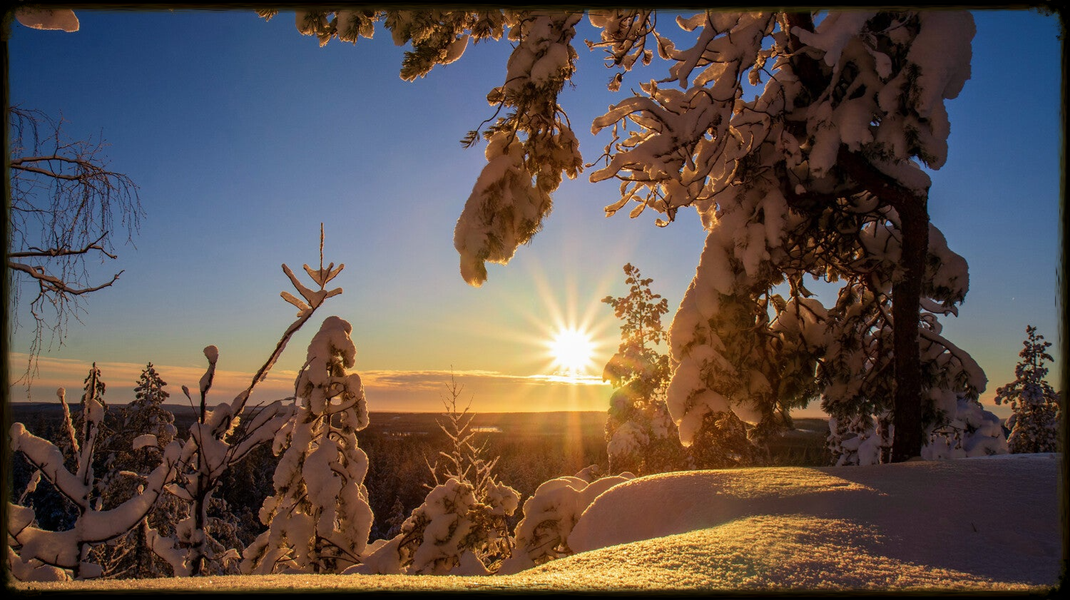 Experience a magical winter sunset at Bälingeberget, Sweden. A landscape photography gallery capturing the golden light and a story of creative rebirth.