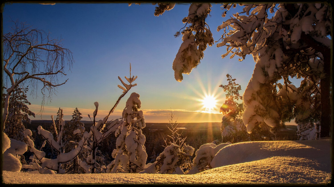 Experience a magical winter sunset at Bälingeberget, Sweden. A landscape photography gallery capturing the golden light and a story of creative rebirth.