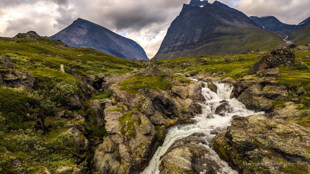 Fjällvandring i Kebnekaise. Vatten i jokken från glaciär| Landscape Photography