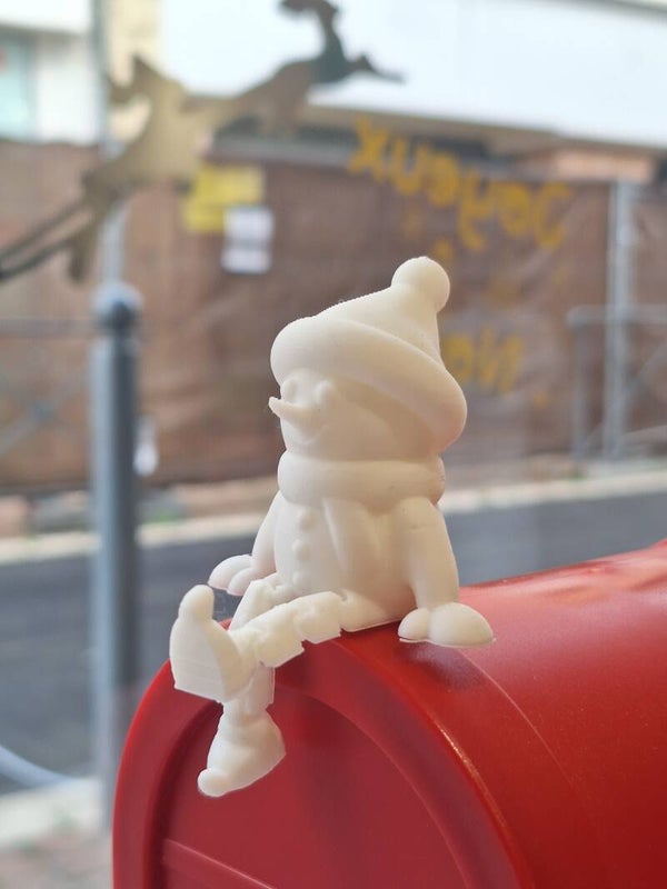 petit bonhomme de neige avec jammbes