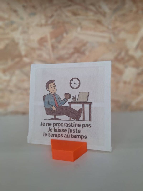 Motif "Je ne procrastine pas je laisse juste le temps au temps"