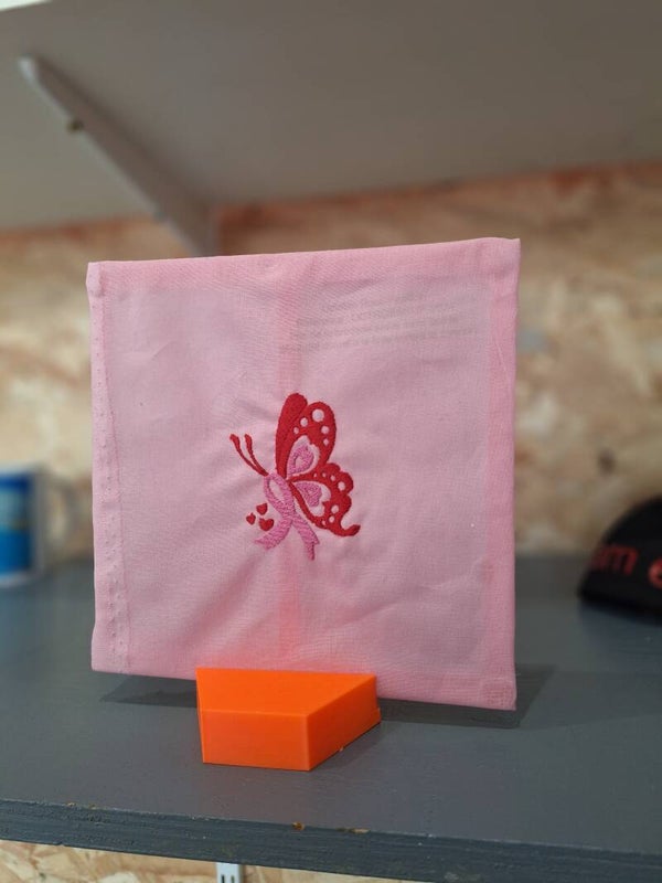 Motif brodure Octobre rose avec papillon