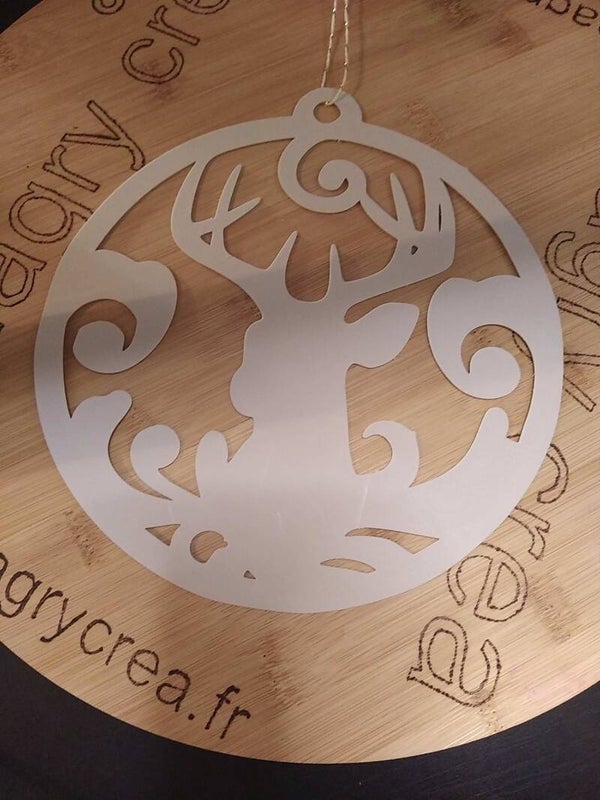 grosse boule de noel avec tête de cerf