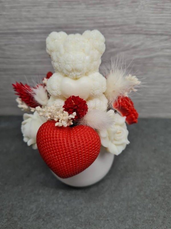 Blumengesteck „Herzbär“ in rot weiß gehalten