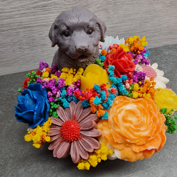 Ein Hauch Natur, ein Hauch Design – Blumengesteck mit Hund