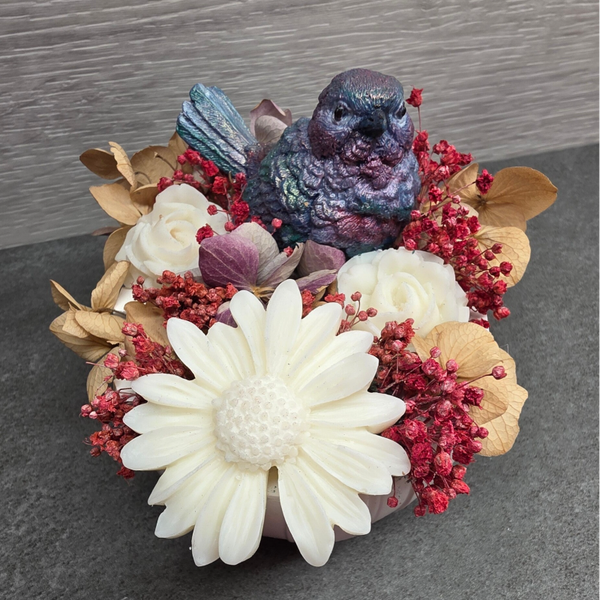 Ein kleiner Vogelgruß in Blüten gebettet 🐦