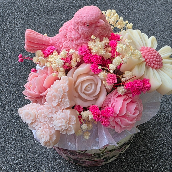 Romantisches Blumengesteck in Vintage-Vase – zart & verspielt