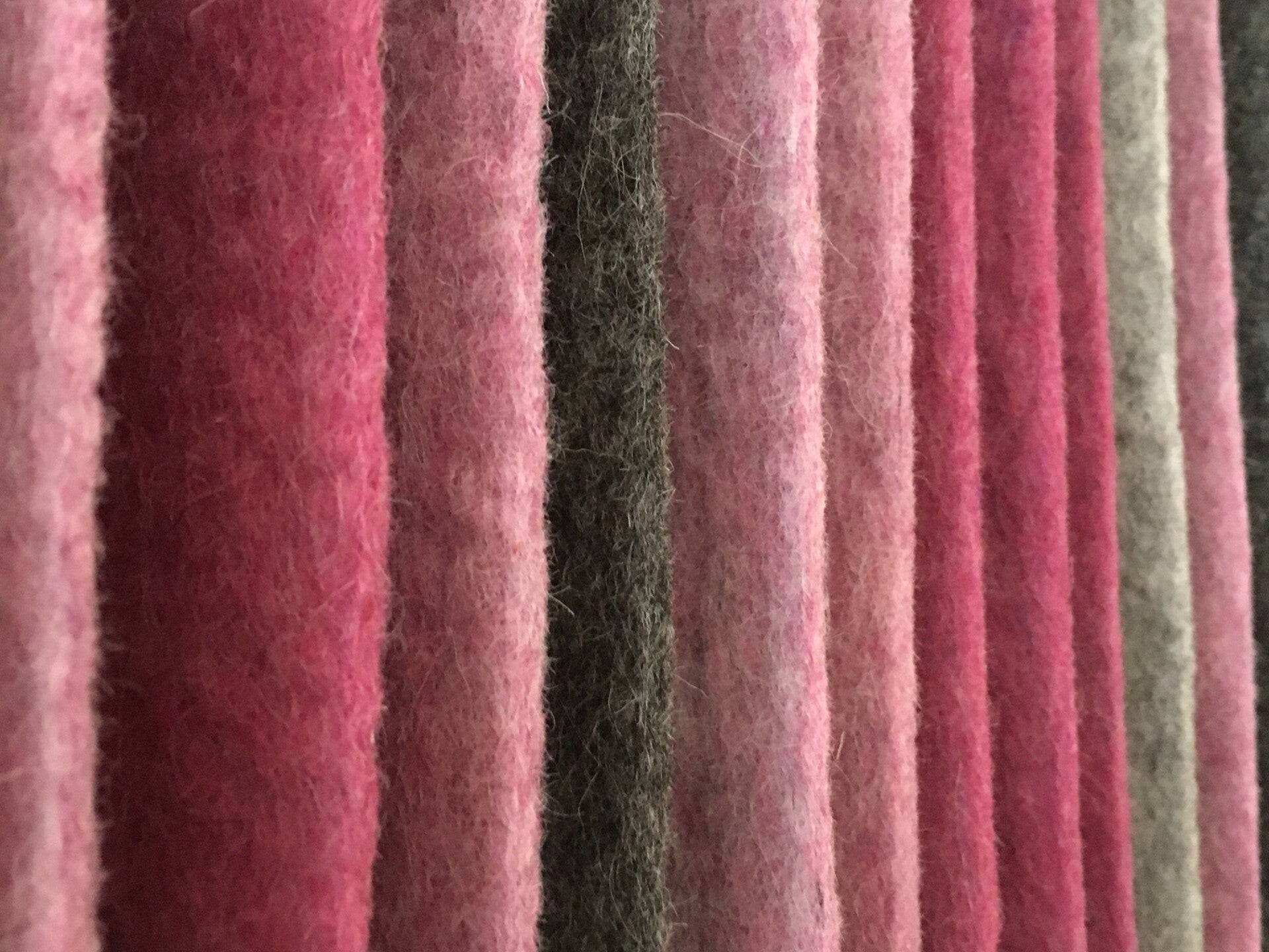 Detail vilten wandtapijt van bergschaap