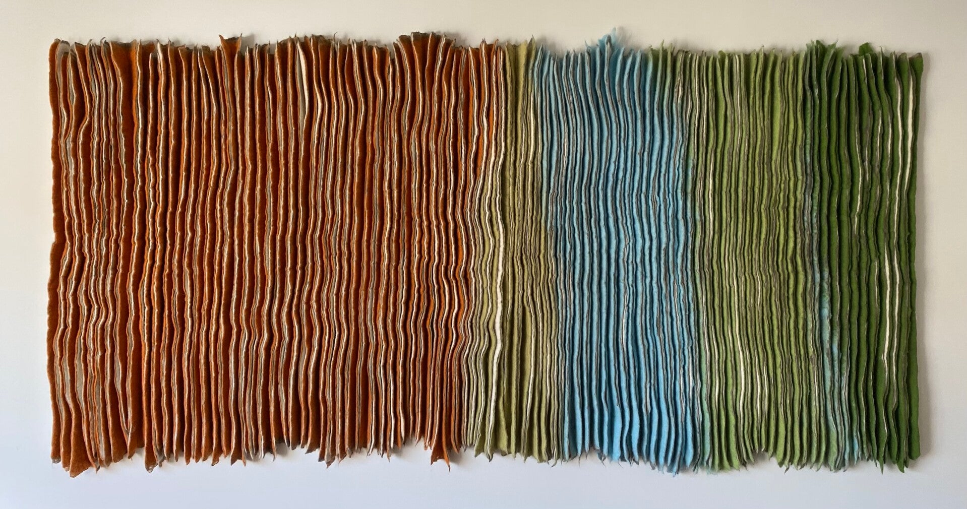 Vilten wandtapijt in merinowol in opdracht gemaakt