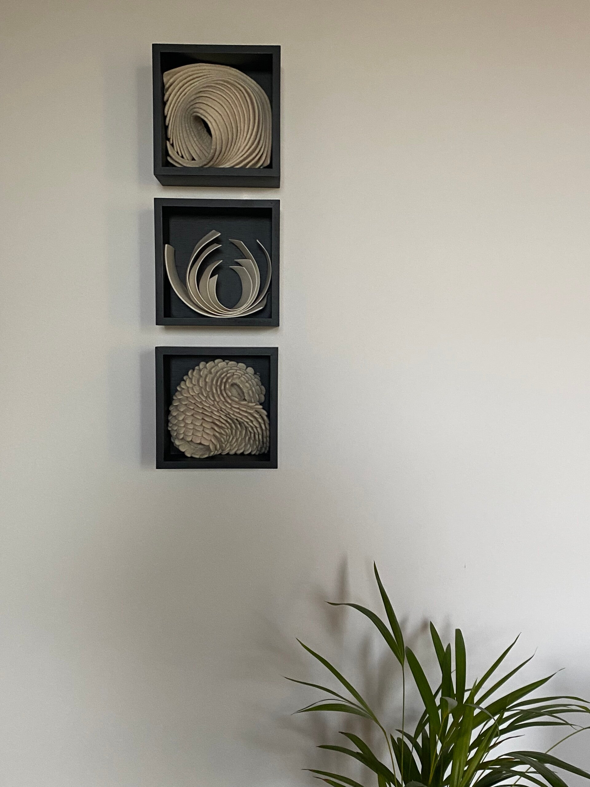 Drieluik van vilt en papierporselein 