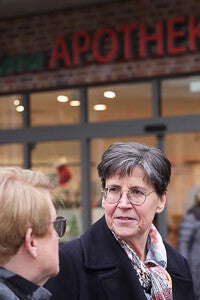 Ilka im Gespräch vor Apotheke