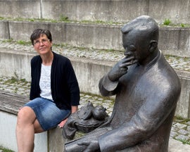 Neben dem Fallada Denkmal